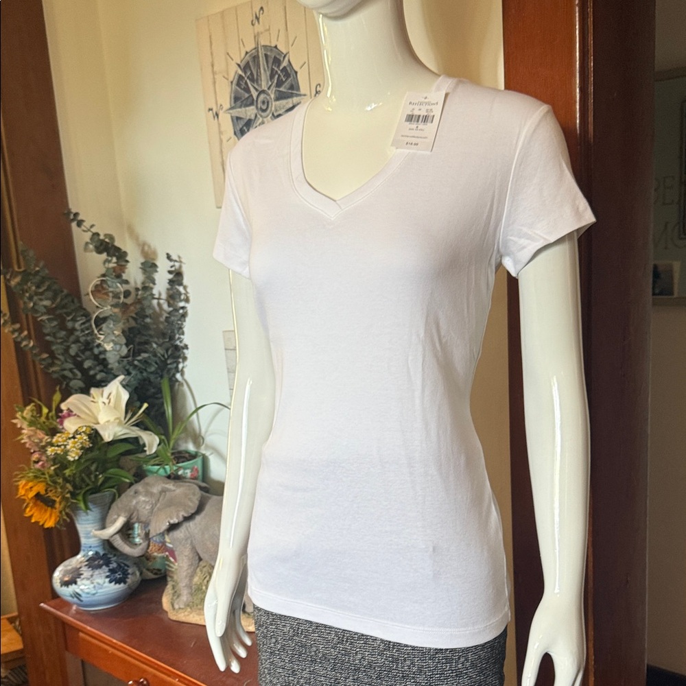 NWT northern reflections size small cotton White V-Neck Women's Top